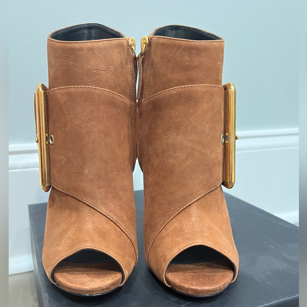 Brand new in box
7.5
Giuseppe Zanotti
Open-Toe Side-Buckle brown suede Bootie